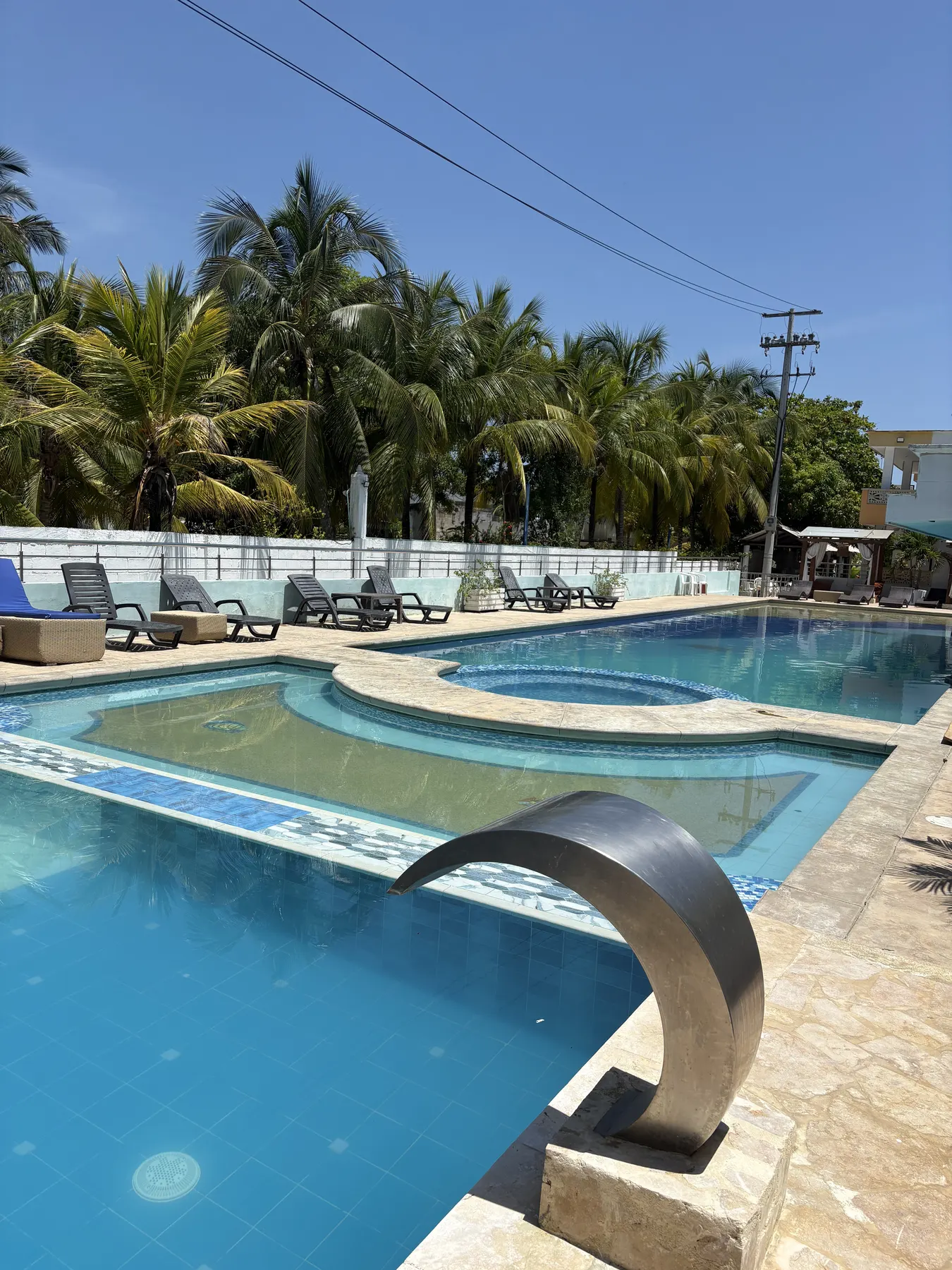Jacuzzi real junto a la piscina de Hotel Ensueño Playa