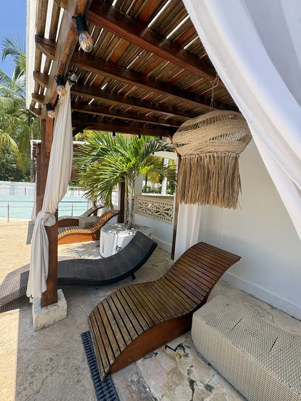 Lounge con pérgola junto a la piscina de Hotel Ensueño Playa