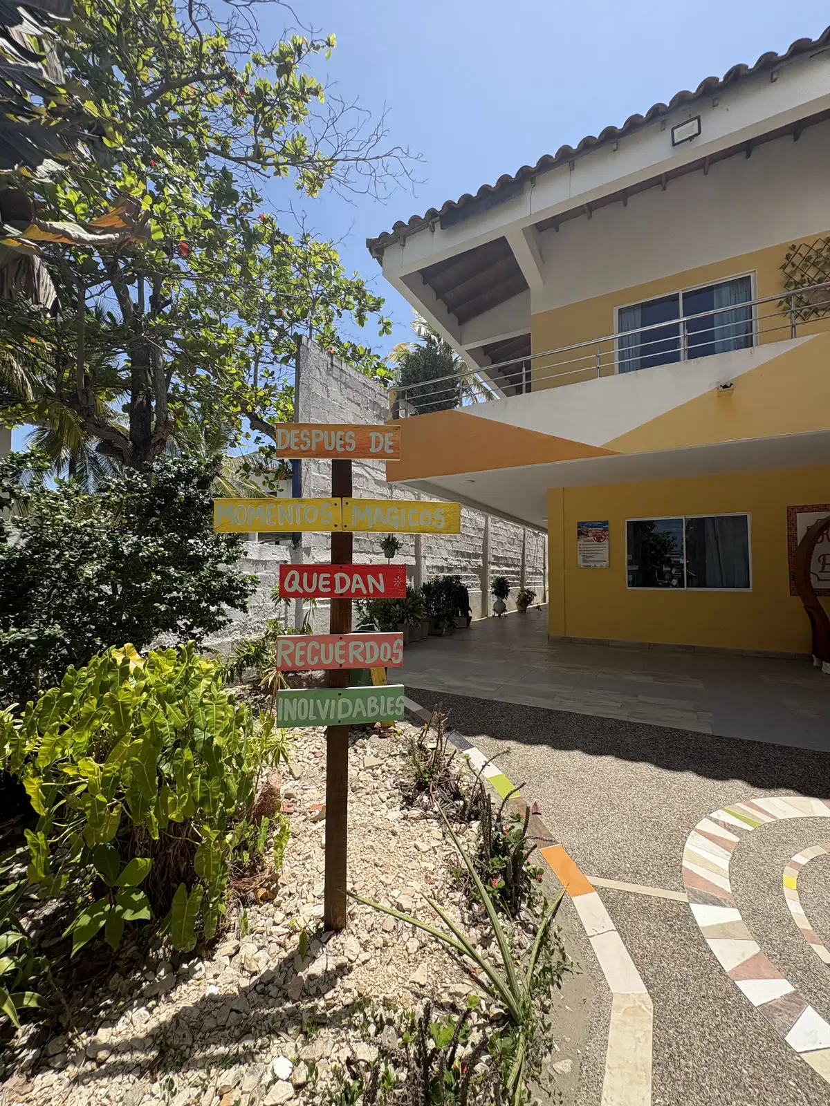 Jardín y letrero de recuerdos en Hotel Ensueño Playa